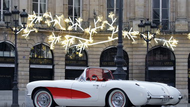 Traversée de Paris 2012 - Chevrolet Corvette C1 blanc/rouge 3/4 arrière gauche
