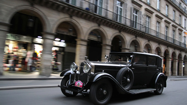 Traversée de Paris 2012 - Hispano-Suiza noir 3/4 avant gauche travelling penché