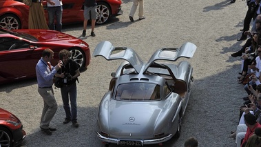 Villa d'Este 2012 - Mercedes 300 SL gris 3/4 arrière droit portes ouvertes vue de haut
