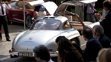 Villa d'Este 2012 - Mercedes 300 SL gris 3/4 arrière droit portes ouvertes