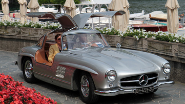Villa d'Este 2012 - Mercedes 300 SL gris 3/4 avant droit portes ouvertes