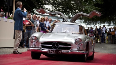 Villa d'Este 2012 - Mercedes 300 SL gris face avant portes ouvertes 2