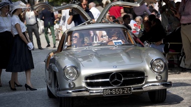 Villa d'Este 2012 - Mercedes 300 SL gris face avant portes ouvertes