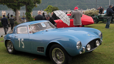 Villa d'Este 2013 - Ferrari bleu 3/4 avant droit penché