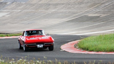 Autodrome Radical Meeting - Chevrolet Corvette C2 rouge 3/4 avant droit