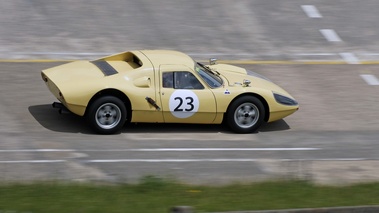 Porsche 904 GTS beige 3/4 arrière droit filé