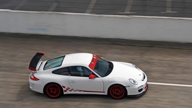 Porsche 997 GT3 RS MkII blanc/rouge filé vue de haut