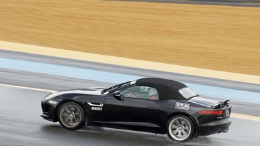 Jaguar F-Type V6S noir filé vue de haut