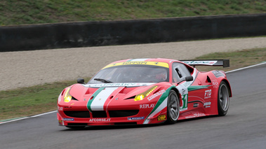 Ferrari Finali Mondiali 2011 - Mugello - 458 GT2 rouge 3/4 avant gauche filé