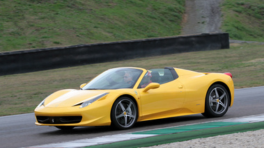 Ferrari Finali Mondiali 2011 - Mugello - 458 Spider jaune 3/4 avant gauche filé penché
