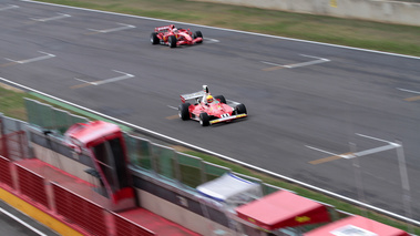 Ferrari Finali Mondiali 2011 - Mugello - F1 rouge x2 3/4 avant droit filé penché vue de haut