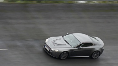 GT Prestige 2012 - Aston Martin V12 Vantage anthracite 3/4 avant gauche filé