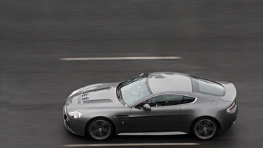 GT Prestige 2012 - Aston Martin V12 Vantage anthracite filé