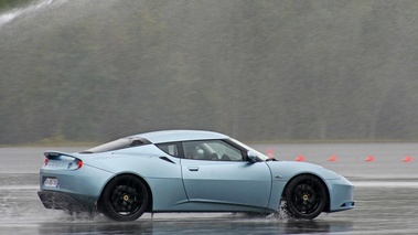 GT Prestige 2012 - Lotus Evora bleu 3/4 arrière droit filé