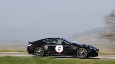 Aston Martin V12 Vantage noir filé