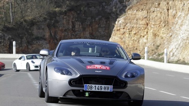 Aston Martin V12 Vantage S gris face avant