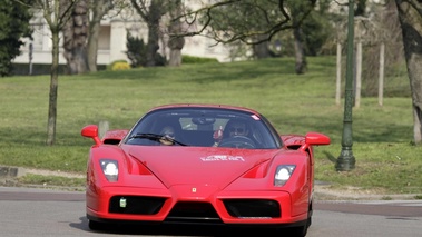 Ferrari Enzo rouge face avant