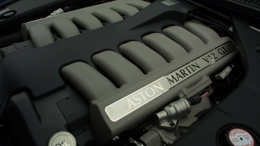 Aston Martin DB7 GT bleu moteur