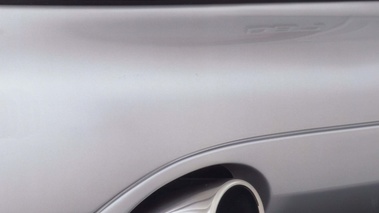 Aston Martin DB7 Vantage gris échappement debout