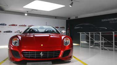 Musée Ferrari - 599 S.A. Aperta rouge face avant