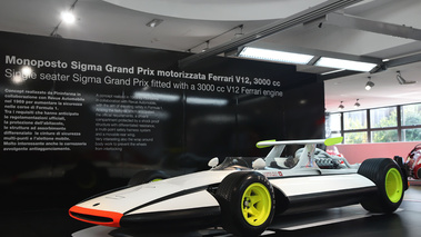 Musée Ferrari - F1 blanc/noir 3/4 avant gauche