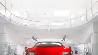 Musée Ferrari - Mythos face avant debout