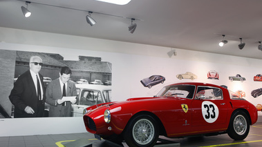Musée Ferrari - rouge 3/4 avant gauche