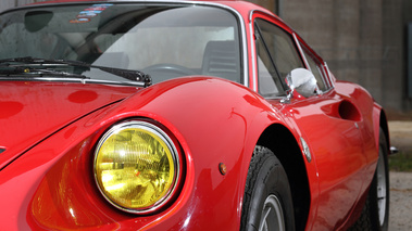 Ferrari 246 GT Dino rouge phare avant