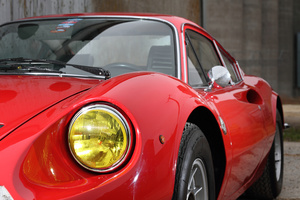 Ferrari 246 GT Dino rouge vue d'un phare avant