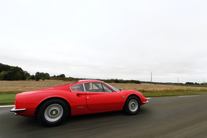 Ferrari 246 GT Dino rouge vue de profil en travelling