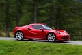 Alfa Romeo 4C rouge 3/4 avant droit filé