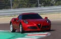 Alfa Romeo 4C rouge 3/4 avant droit
