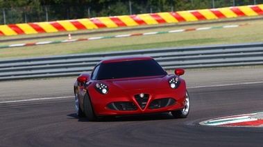 Alfa Romeo 4C rouge face avant 2