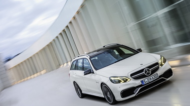 Mercedes-Benz E63 AMG 2013 break - blanc - 3/4 avant droit penché