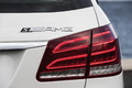 Mercedes-Benz E63 AMG 2013 break - blanc - détail, logo+feu arrière