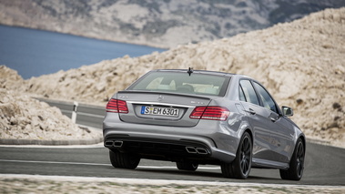 Mercedes-Benz E63 AMG 2013- grise - 3/4 arrière droit dynamique