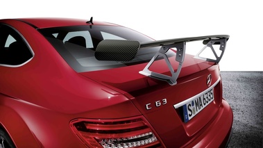 Mercedes C63 AMG Coupe rouge aileron carbone