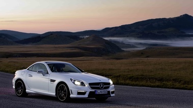 Mercedes SLK 55 AMG blanc 3/4 avant droit