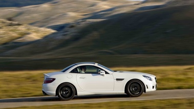 Mercedes SLK 55 AMG blanc filé penché