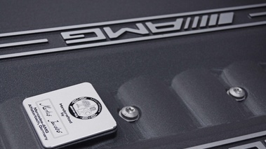 Mercedes SLS AMG Roadster anthracite satiné/mate plaque moteur