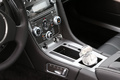 Aston Martin DB9 rouge console centrale