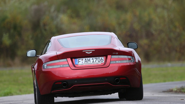 Aston Martin DB9 rouge face arrière 2