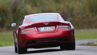 Aston Martin DB9 rouge face arrière