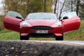 Aston Martin DB9 rouge face avant portes ouvertes