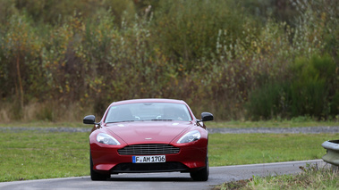 Aston Martin DB9 rouge face avant