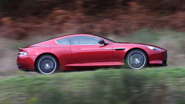 Aston Martin DB9 rouge filé 4