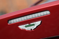 Aston Martin DB9 rouge logo coffre 2