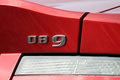 Aston Martin DB9 rouge logo coffre
