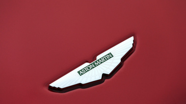 Aston Martin DB9 rouge logo