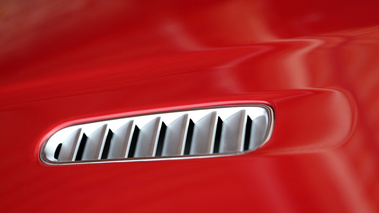 Aston Martin DB9 rouge louvres capot